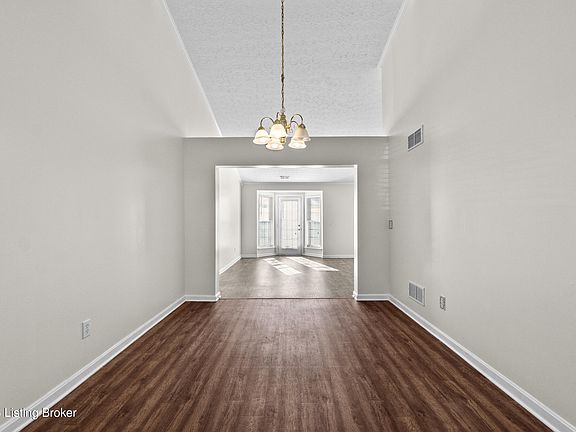 5th image of 140 Charlton Wynde Dr