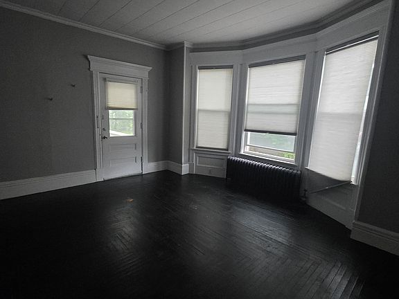 4th image of 124 Kingsboro Ave #1