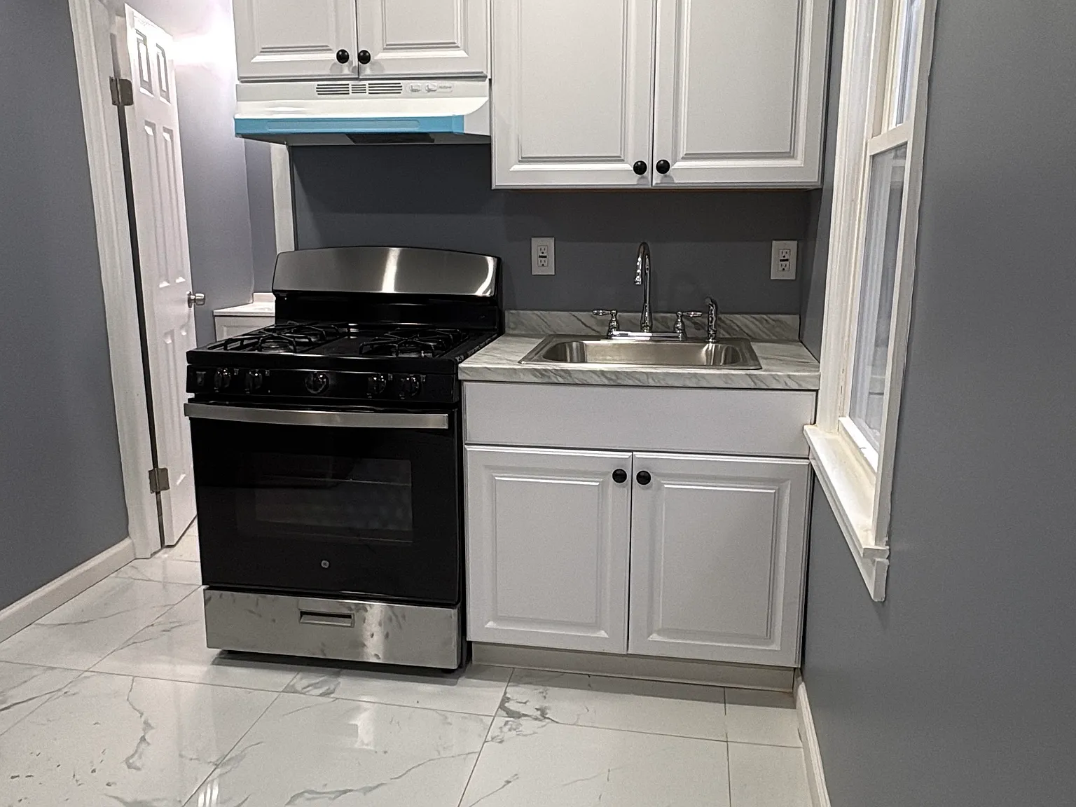2 bed, 1092 sqft, $2,300 — Photo 2
