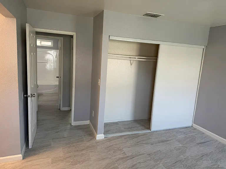 2255 E Sunrise Ln #B — Photo 23