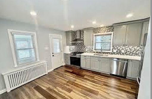 2nd image of 125 Gold St Floor 1