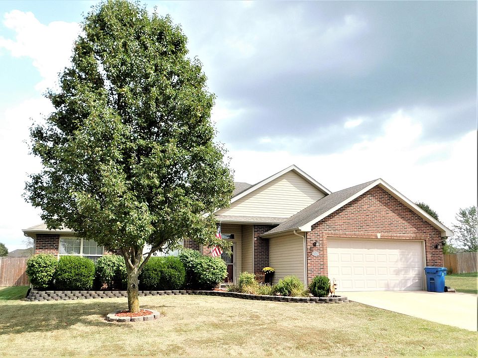 2nd image of 404 Trotter Ln