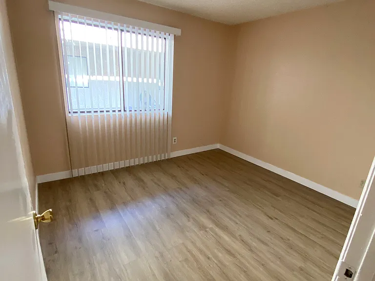 2475 Cedar Ave #C — Photo 11