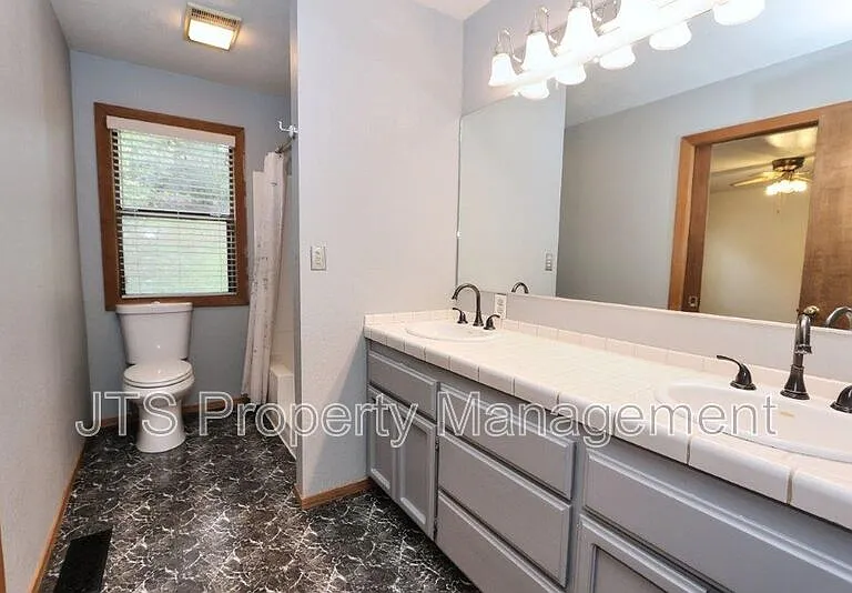 2812 Centennial Ct — Photo 35