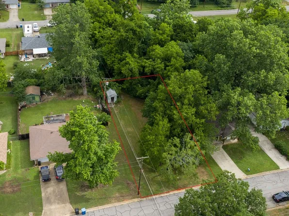 911 Thatcher St, Denison, TX 75020
