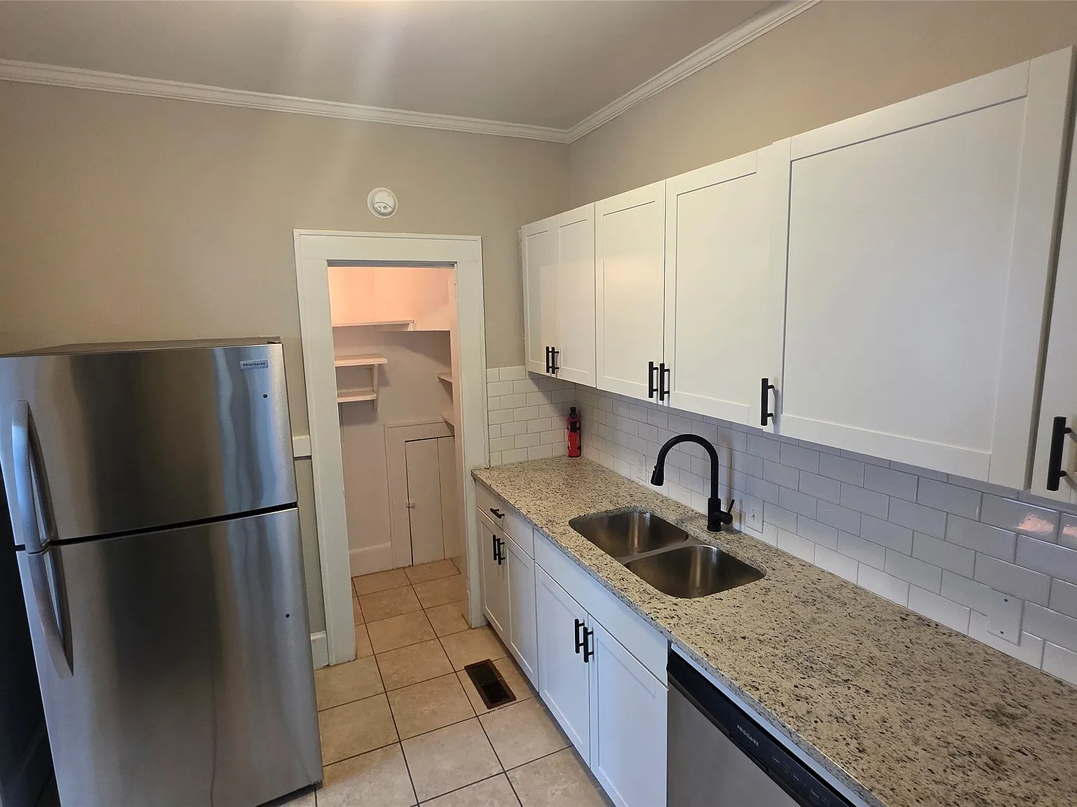 2 bed, 1.0 bath, 1123 sqft, $1,400 — Photo 2