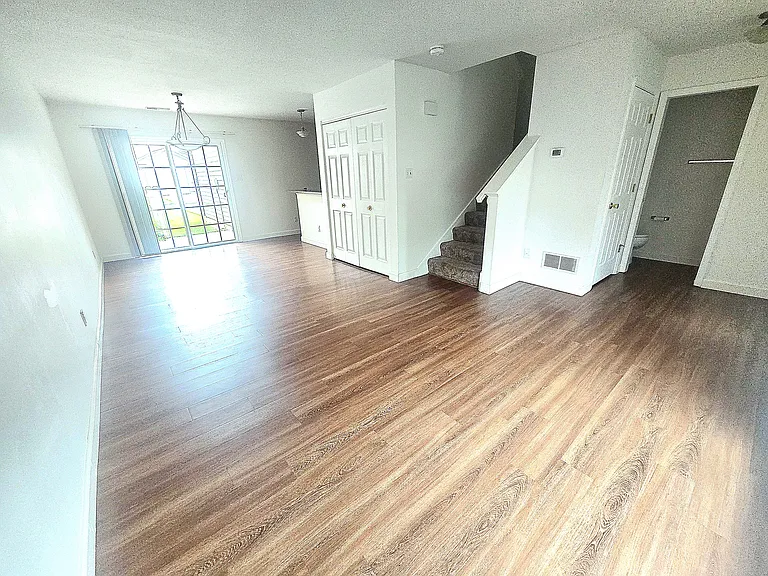 920 Carpathian Dr — Photo 2