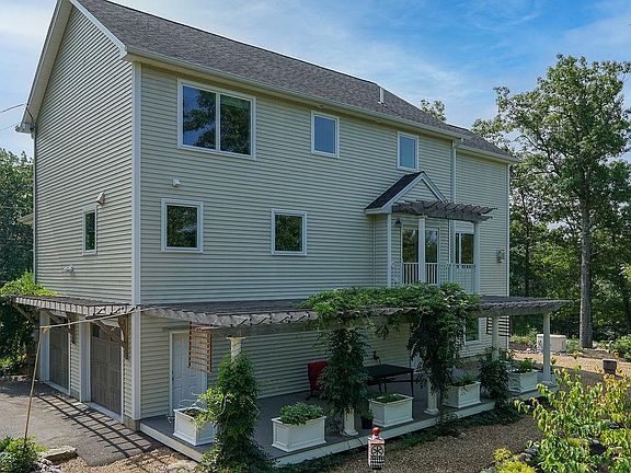 4th image of 184 Monarch Ave