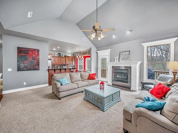 4th image of 9 Carroll Cir