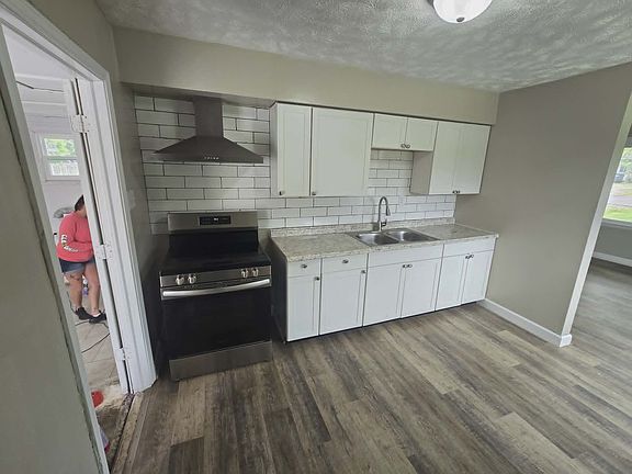 3rd image of 2118 N Watt Ave