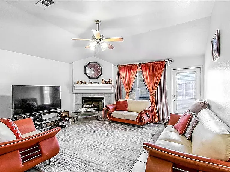 1214 Varacruz Dr — Photo 4
