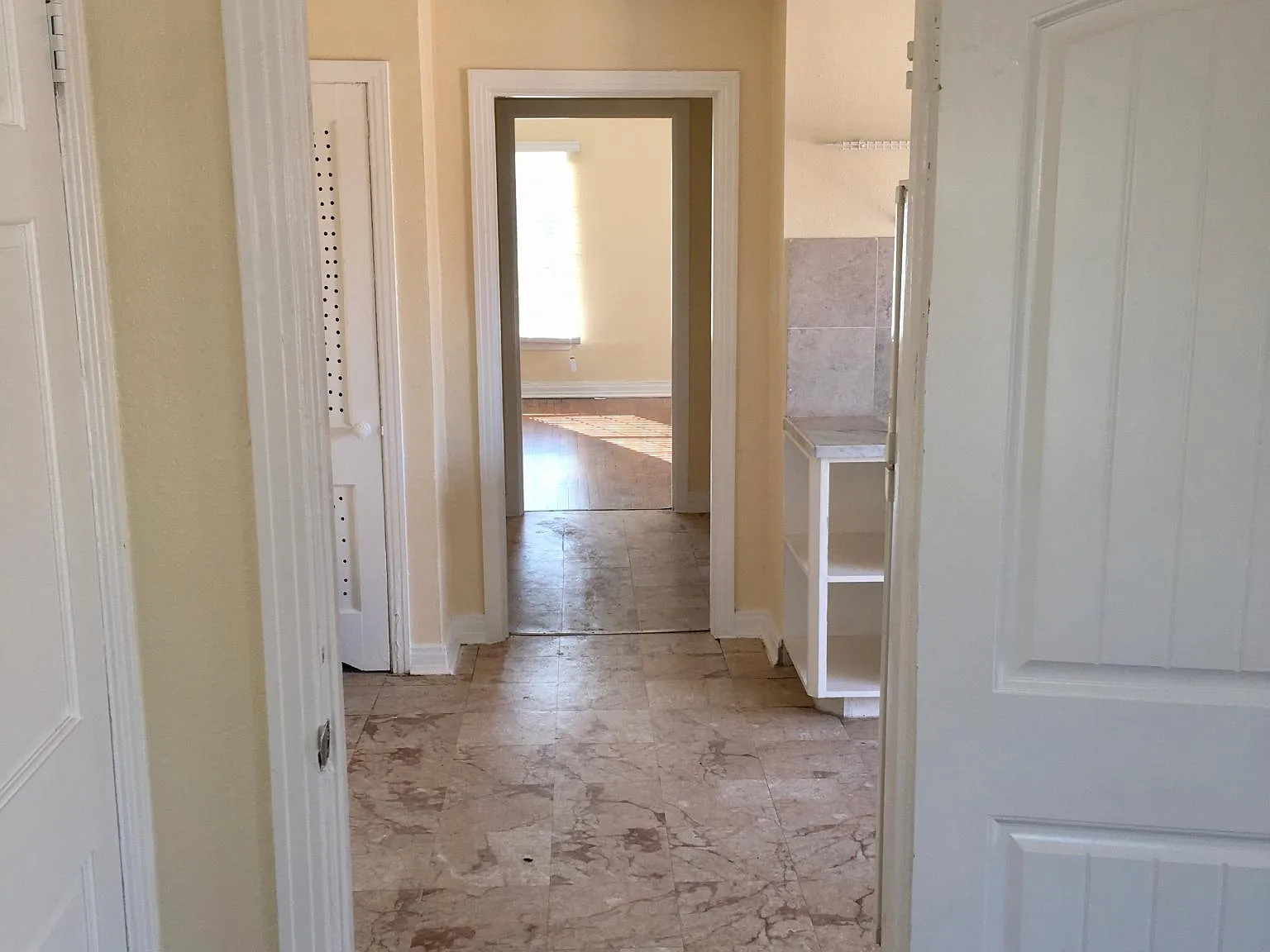 1 bed, 900 sqft, $1,050 — Photo 4