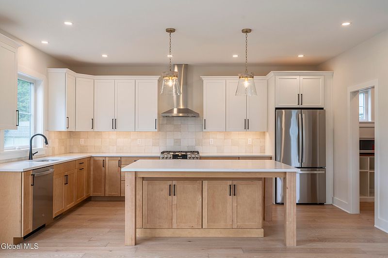 5th image of 37 Newton Avenue