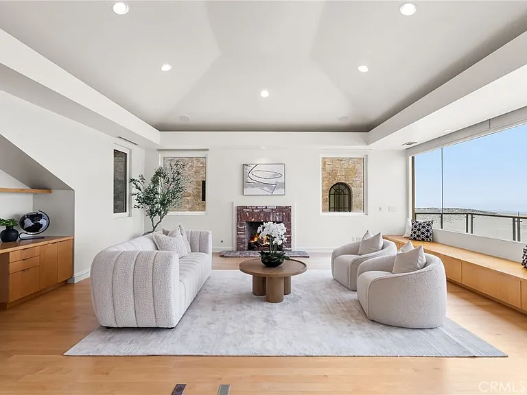 1554 E Oceanfront — Photo 37