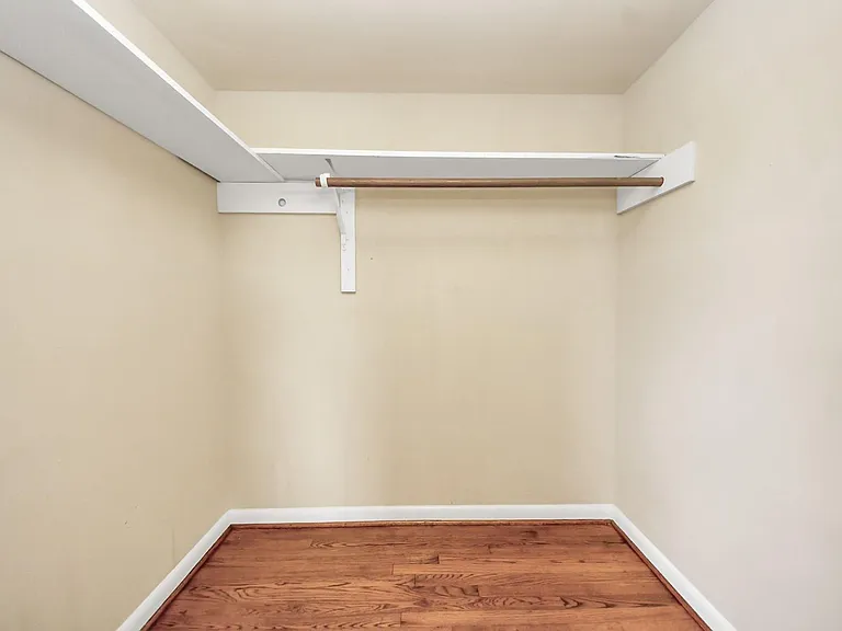 2513 Leslie St — Photo 5