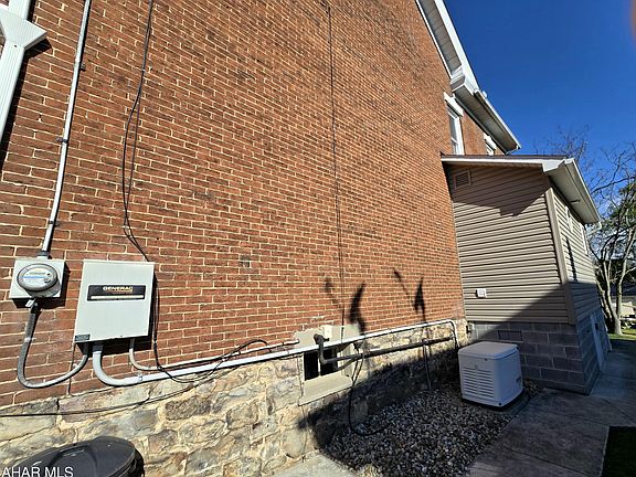 2nd image of 523 Pine St