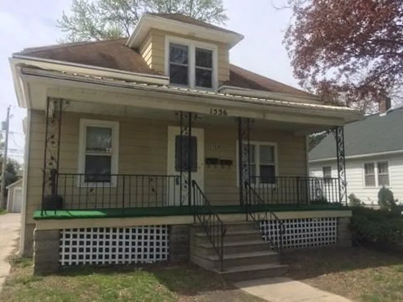 3 bed, 1.0 bath, $999 — Photo 1