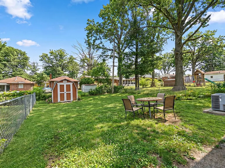 9011 Gedde Ave — Photo 32