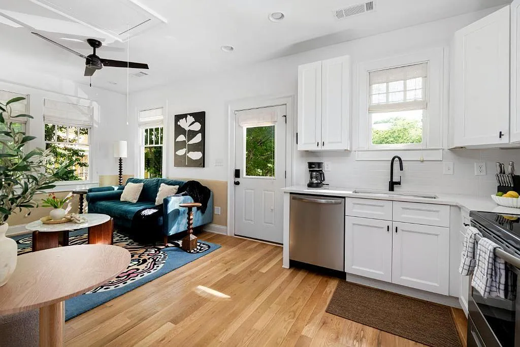 1 bed, 1.0 bath, 650 sqft, $2,700 — Photo 2