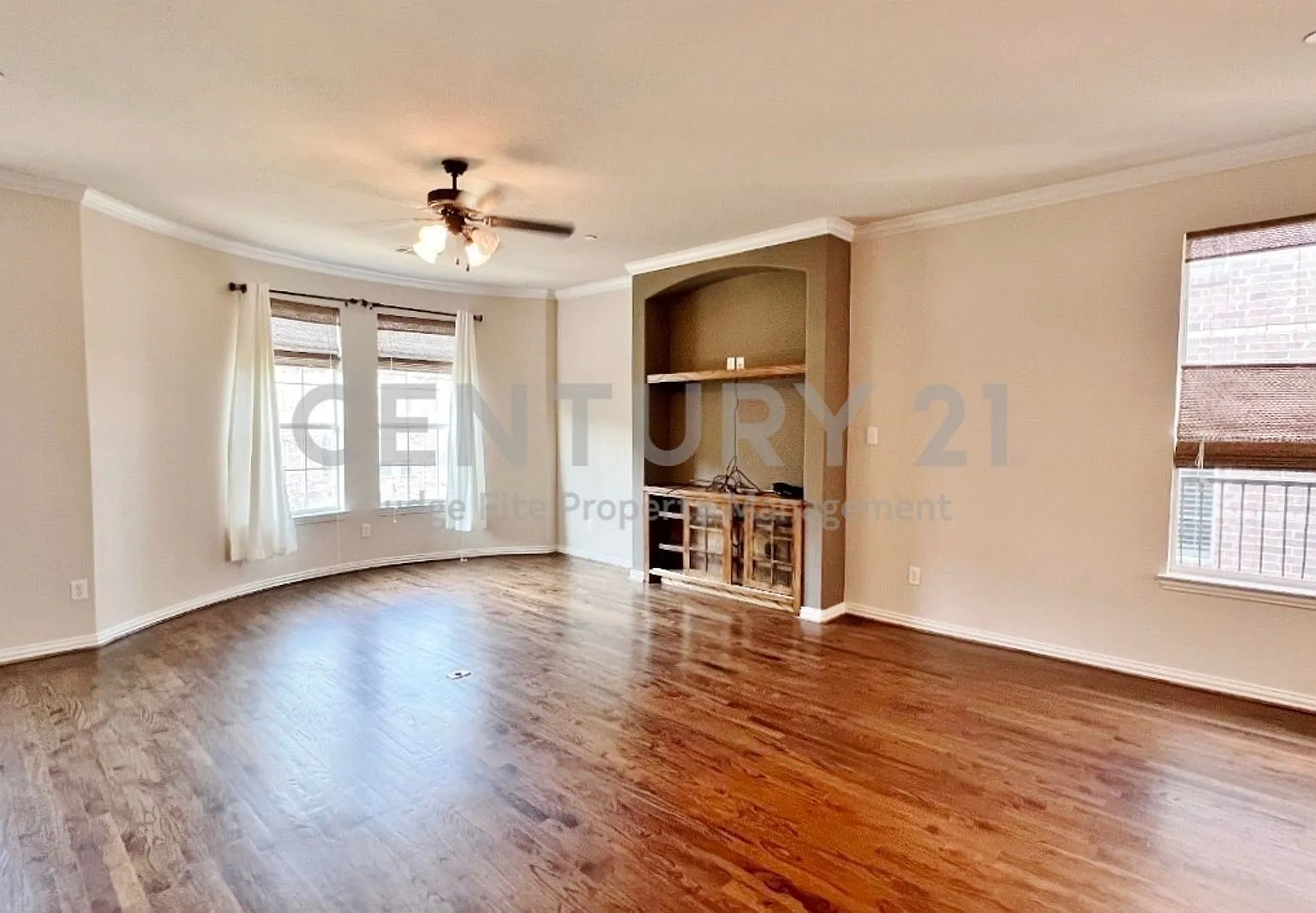 Gorgeous 3-Story 3/2.5/2 Townhome in Lewisville For Rent! — Photo 4