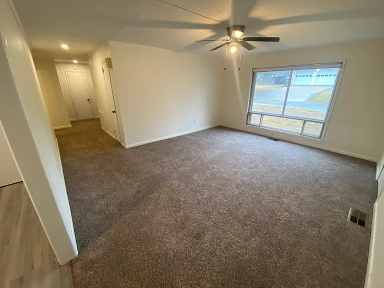 102 Frank St — Photo 1
