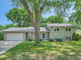5212 Overlook Dr, Bloomington, MN 55437