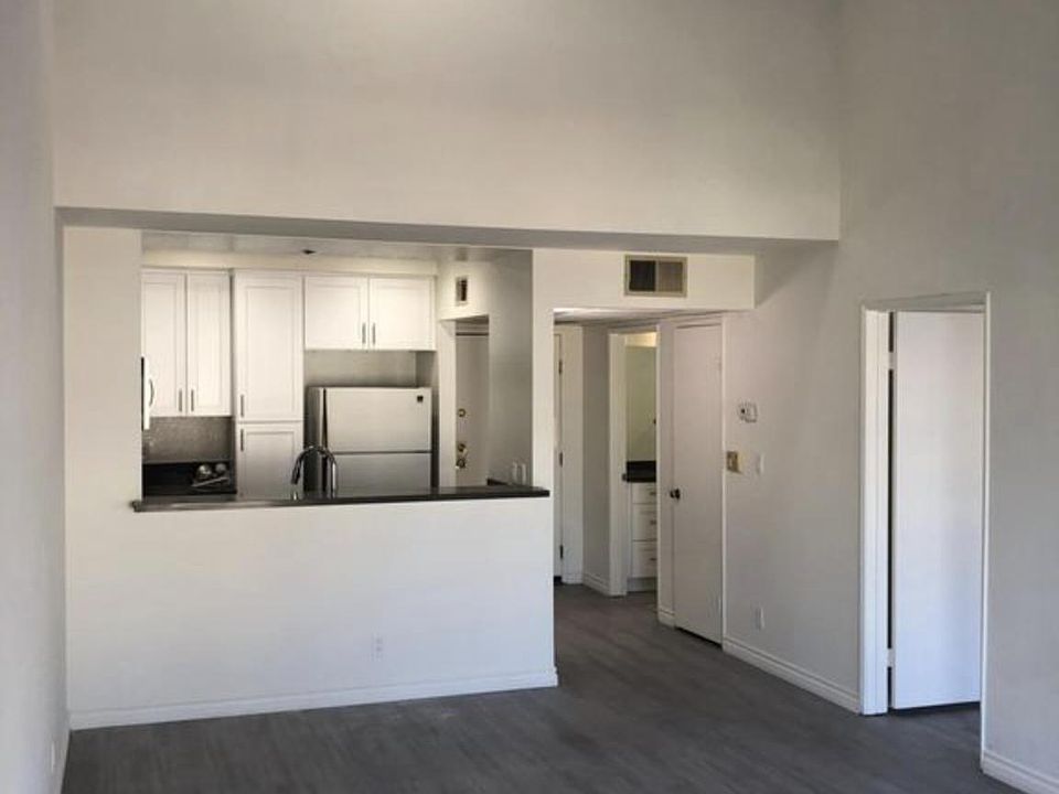 1st image of 157 N Poinsettia Pl #285