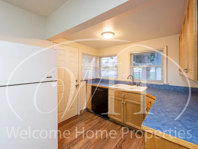 403 SW 2nd St — Photo 5