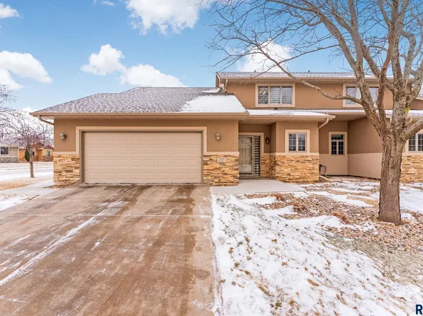 727 E 70th Pl, Sioux Falls, SD 57108