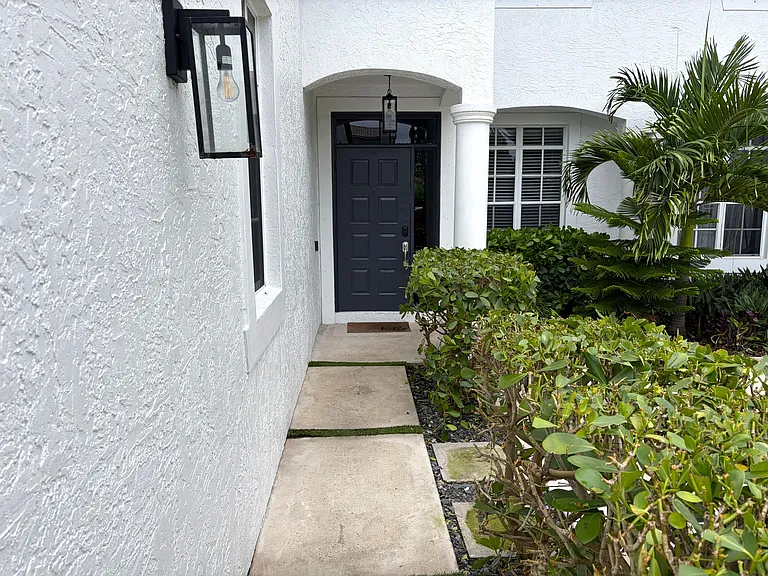 350 SW 8th St #2 — Photo 2
