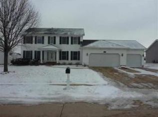 813 Fox Ridge Rd, Eldridge, IA 52748