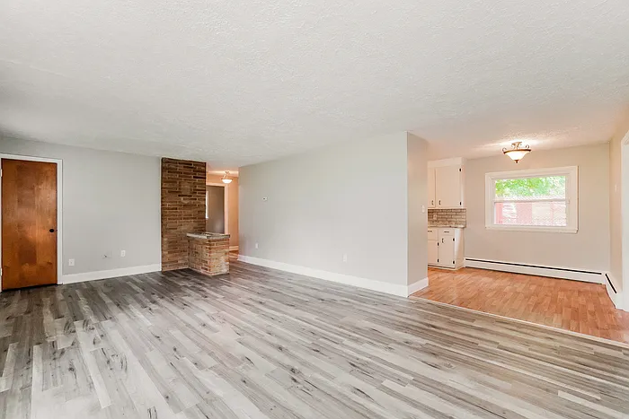 2 bed, 1.0 bath, 912 sqft, $1,095 — Photo 2