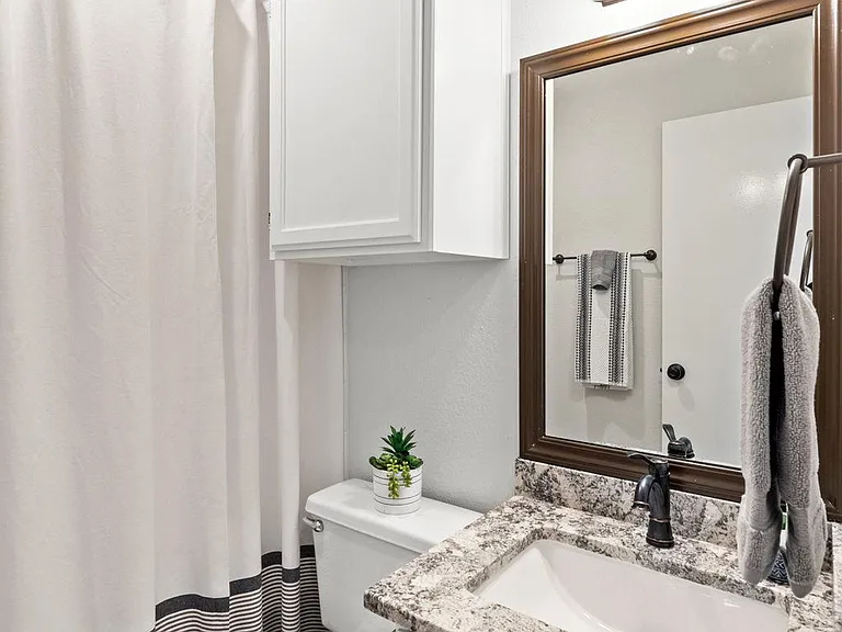9807 Hundred Oaks Cir #B — Photo 18