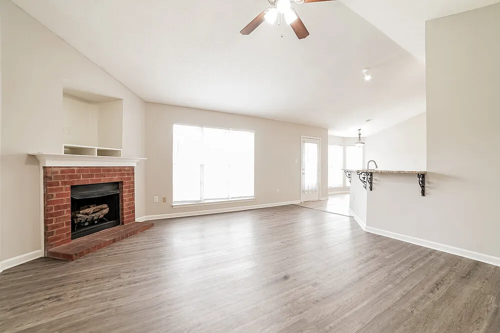 3 bed, 2.0 bath, 1545 sqft, $2,690 — Photo 4