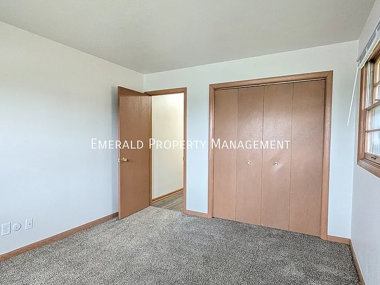 562 N Mulford Rd #4 — Photo 8