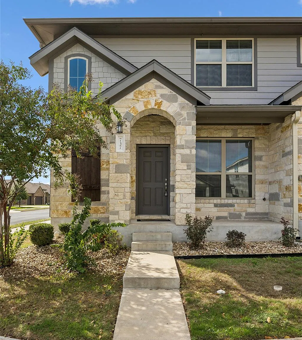 3 bed, 2.5 bath, 1587 sqft, $2,069 — Photo 1