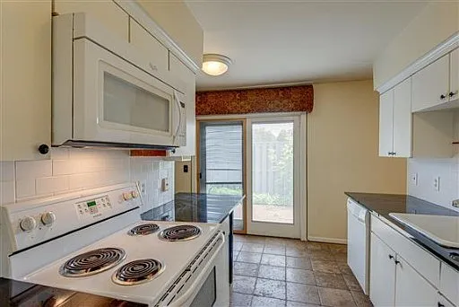 1900 Richard Jones Rd #V2 — Photo 7
