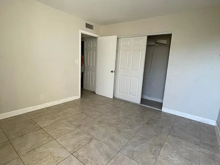 2017 NW 46th Ave #302 — Photo 2