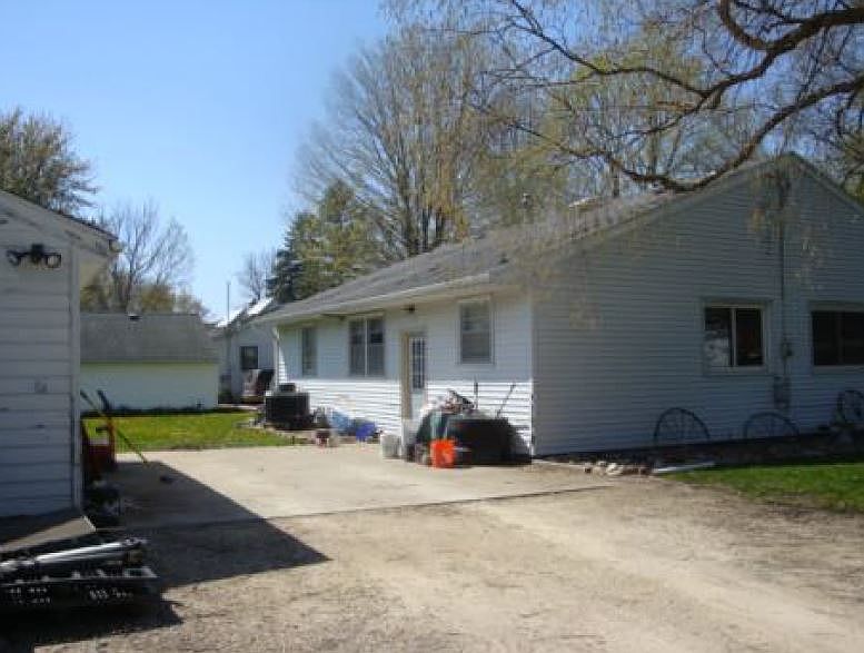 2nd image of 419 1st St SE