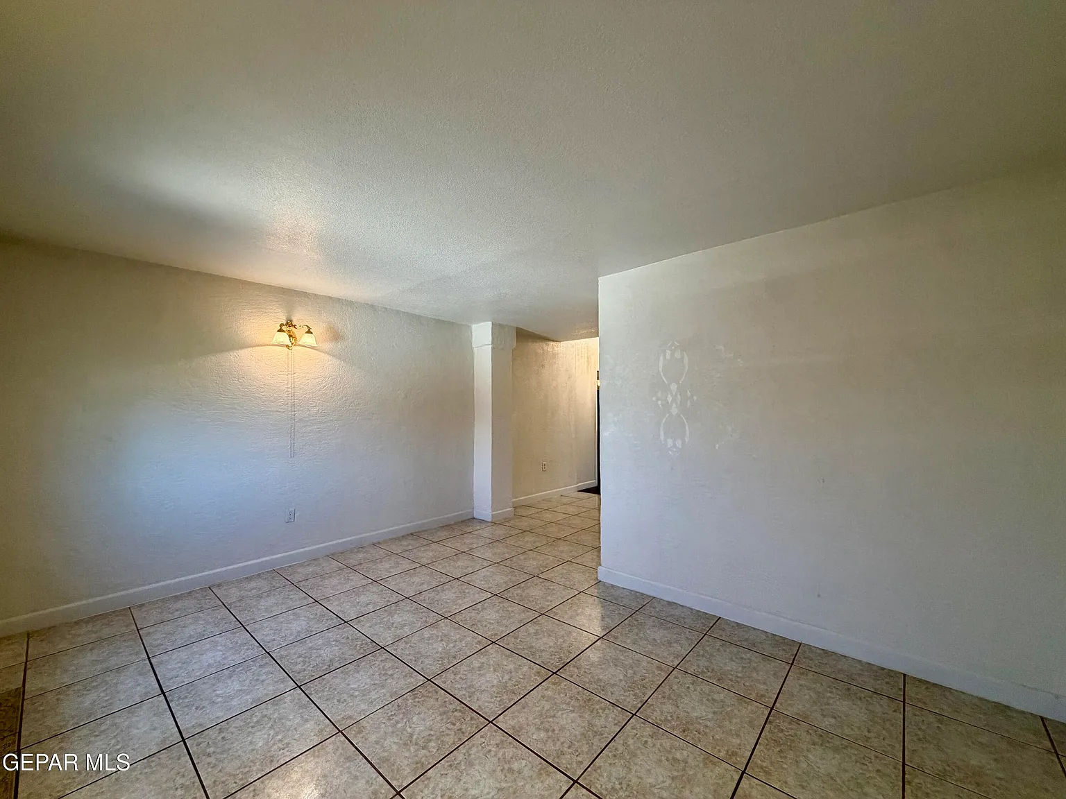 3 bed, 2.0 bath, 2514 sqft, $2,200 — Photo 4