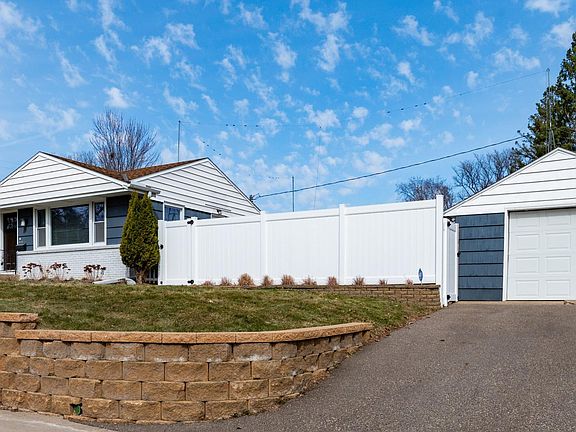 3rd image of 2755 Blackstone Ave