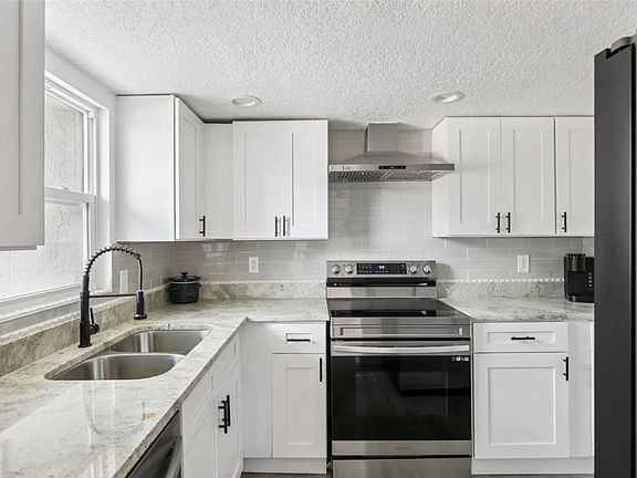 3rd image of 170 E Davis Blvd