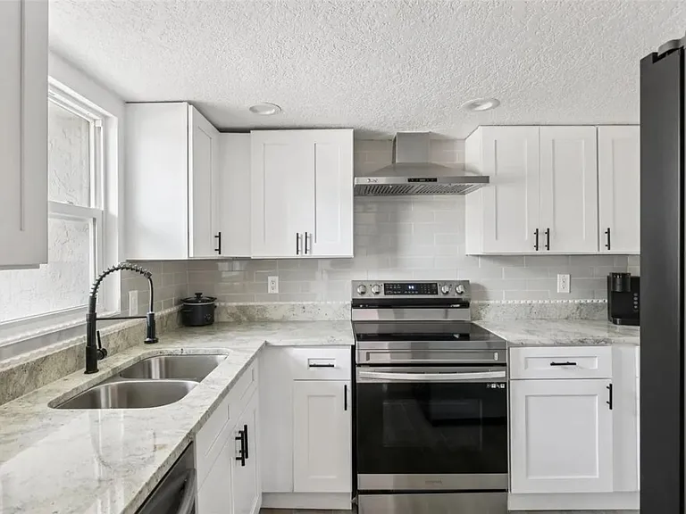 170 E Davis Blvd — Photo 3
