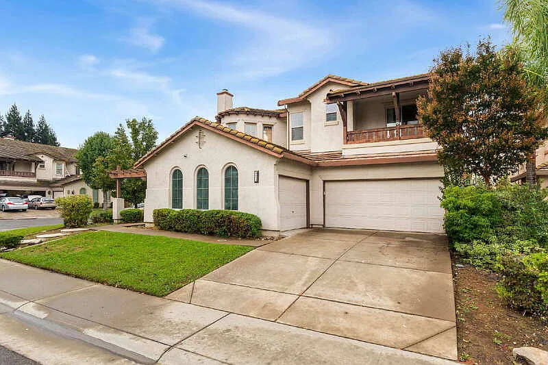5 bed, 5.0 bath, 4572 sqft, $5,245 — Photo 4