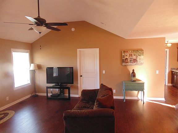 4th image of 2214 Patricia Dr