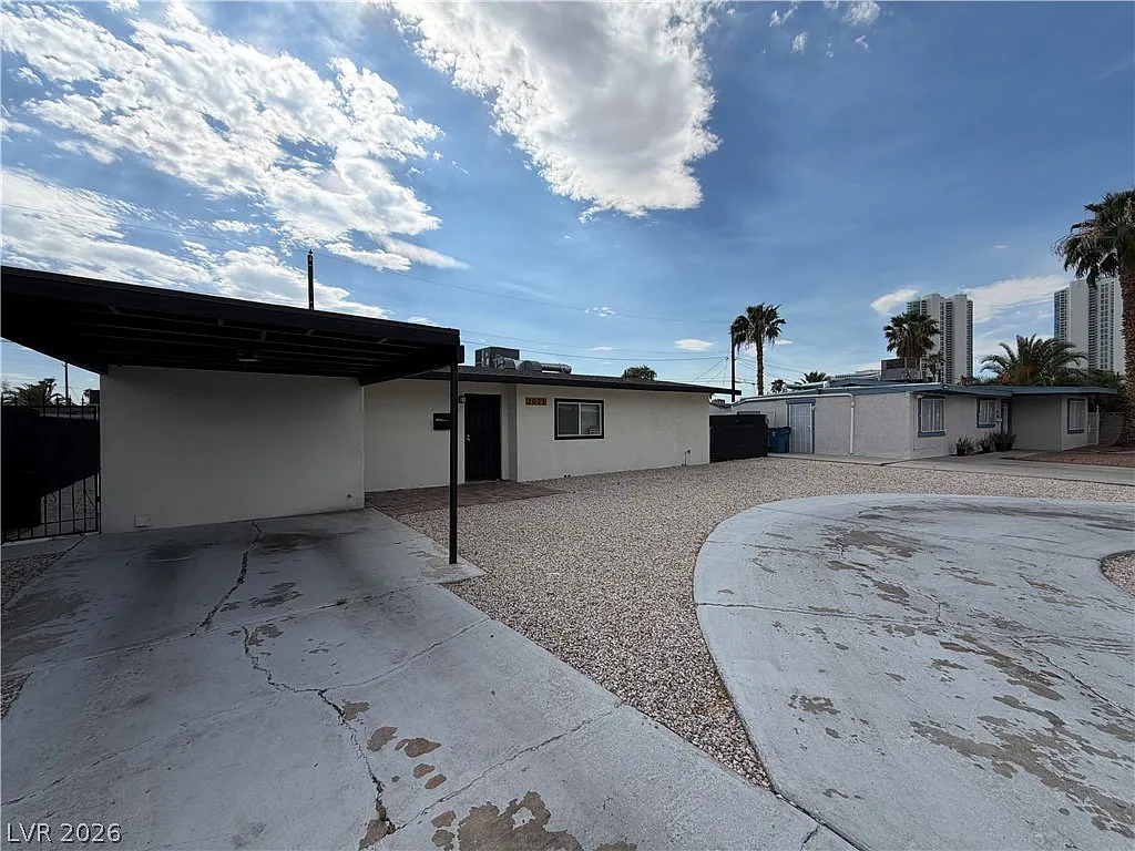 3 bed, 2.0 bath, 1253 sqft, $2,300 — Photo 1