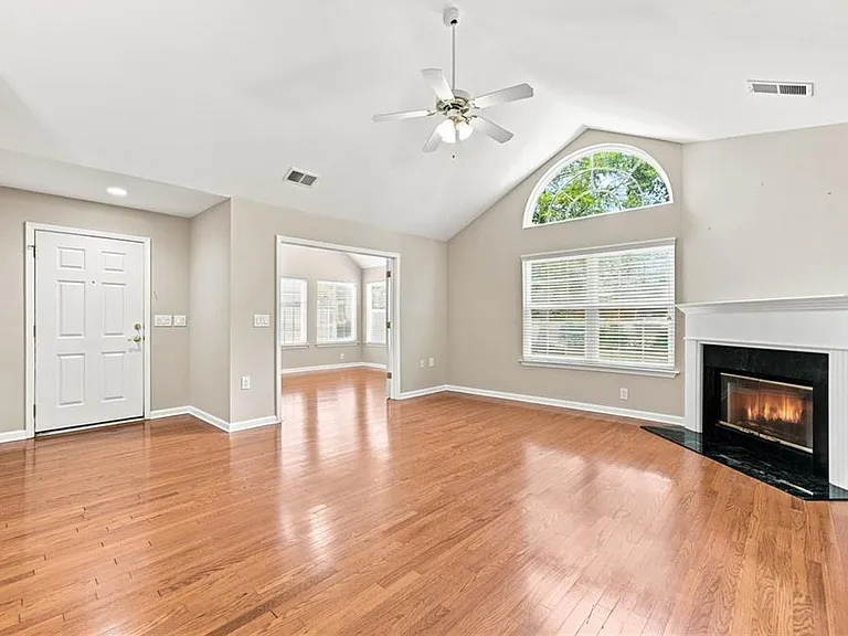 3204 Village Ln — Photo 8
