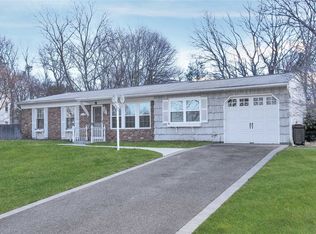 7 Ashford Dr, Ridge, NY 11961