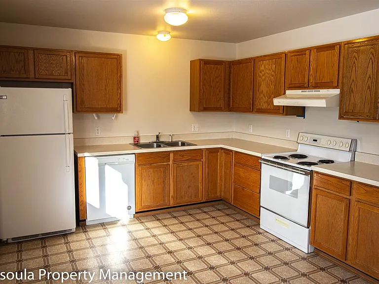 16830 Stenerson Ln — Photo 3
