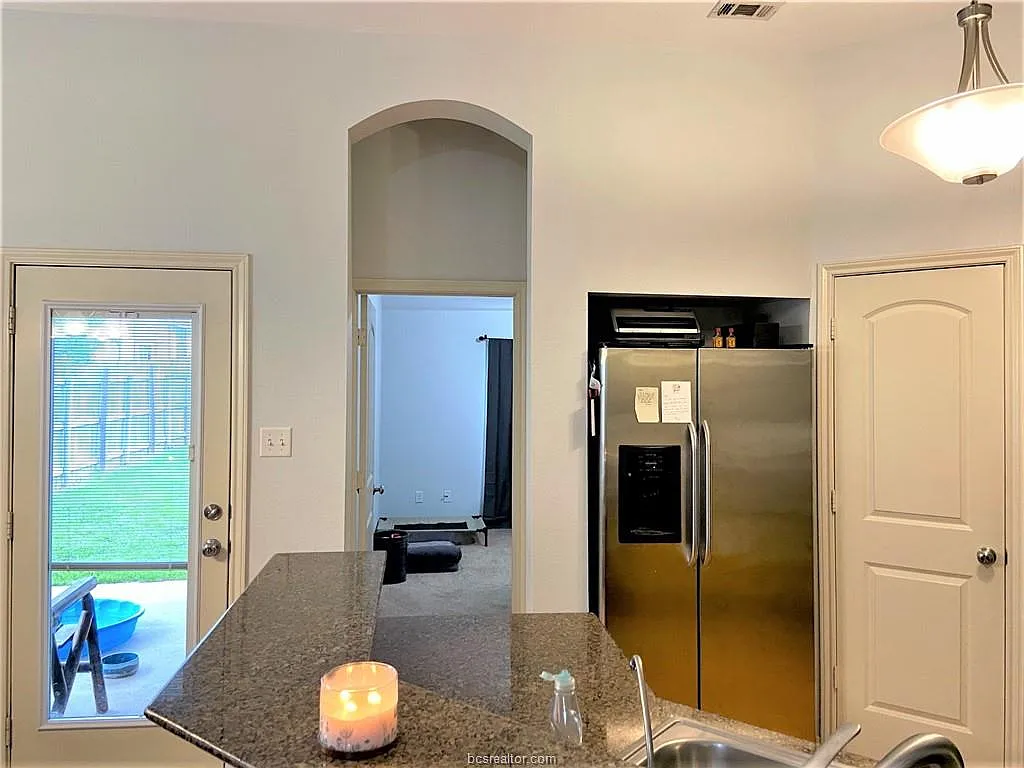 3 bed, 1265 sqft, $1,950 — Photo 4